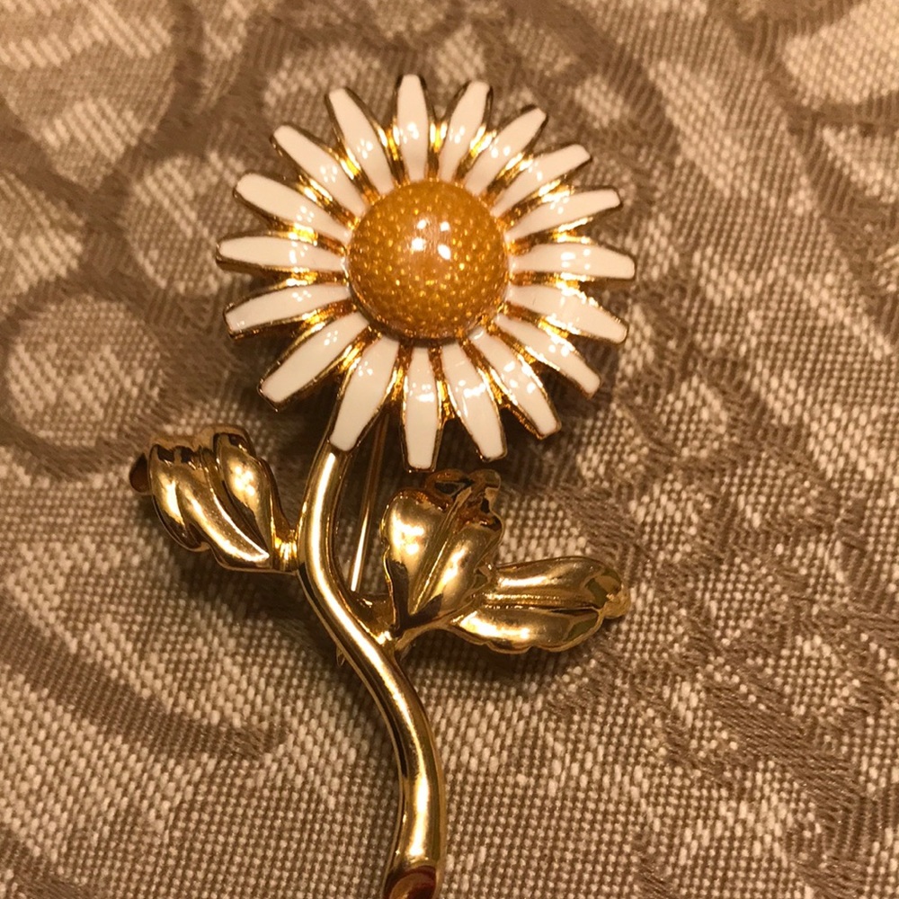 Joan Rivers Daisy Pin
